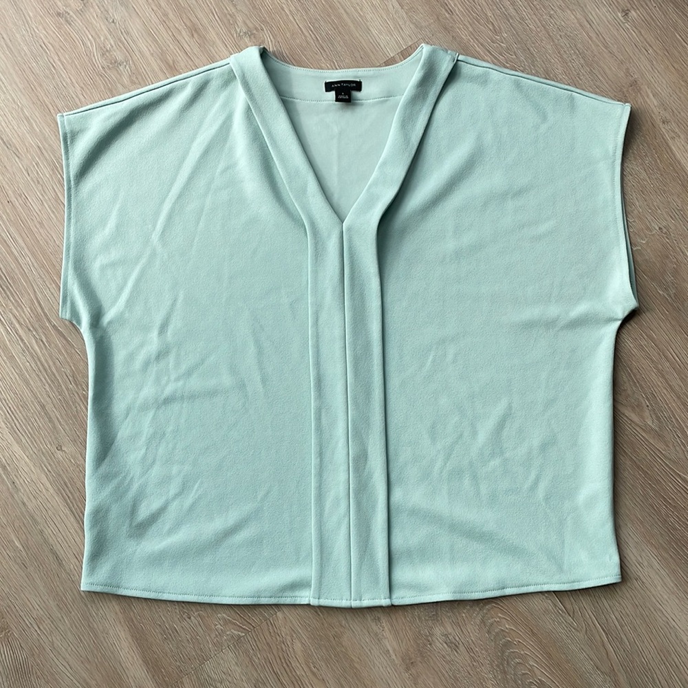 Ann Taylor short sleeve v-neck blouse in light mint size S
